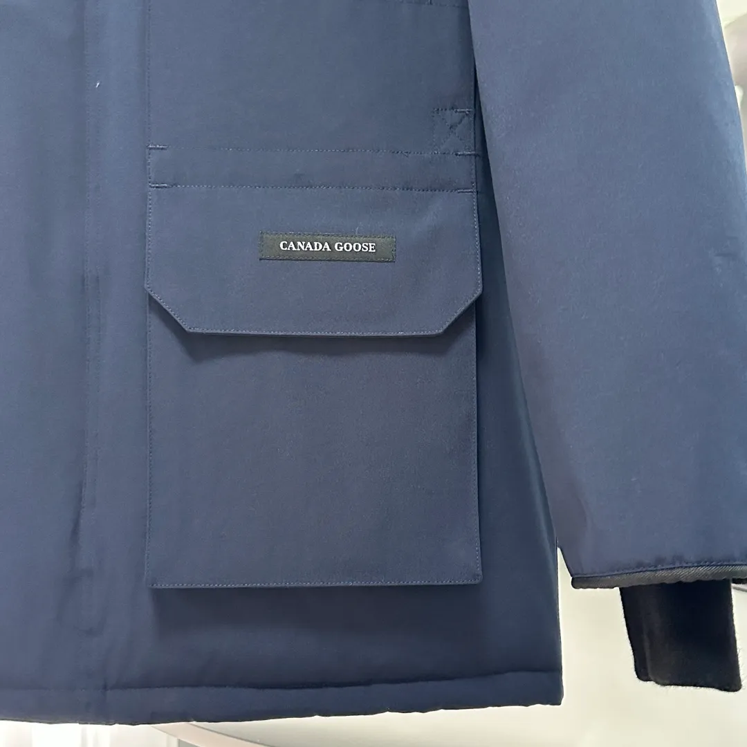 P700 CANADA GOOSE｜Canada Goose Expedition Parka｜Classic upgrade New 08 style Color: graphite gray, off-white, black, pink, navy blue, sky blue, Size: XS, S, M, L, XL, XXL, Product introduction Loose fit, multi-pocket design Larger size for free movement. 6 exterior pockets: 4 reversible front pockets, zippered side entry. There is a practical pocket on the left sleeve and a top pocket on the right sleeve. There is a drawstring on the inside of the waist and a logo patch on the back. The waist is designed with an inside drawstring, which can be adjusted to provide excellent warmth. Woven grab straps at upper back with “Expedition” logo patch • Hood with removable zipper trim, interchangeable hood trim for personalization and added protection (this jacket is not available with the classic hood trim) • Chin protection element has a tricot inner fabric for softness and comfort • Woven grab straps at upper back with “Expedition” logo patch • Internal drawstring at the waist, adjustable to provide excellent warmth •Snap-in rib knit cuffs for added comfort and optimal heat locking in •Stylish hanging inner straps allow the jacket to be carried over the shoulder, hands-free •Stowaway nylon stretch snow skirt for added protection •Two-way zipper covered fly with Velcro® snaps that unzips from the bottom for increased range of motion and breathability. A windproof fly is designed under the zipper for an extra layer of protection. • 6 exterior pockets: 4 two-way pockets on the front with top flap and Velcro® snaps, and zippered side entry. Utility pockets on left sleeve and right sleeve with top flap and velcro® snaps Internal pockets: 1 zipped pocket, 2 mesh drop-in pockets Embroidered Canada Goose logo